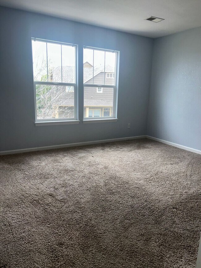 Building Photo - Price Reduced! 3 bed / 3 bath Townhome / Morgan's Run at the Meadows