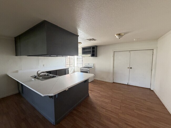 Building Photo - 720 Badgley Dr