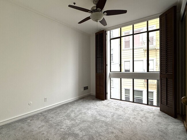 Building Photo - Top Floor Condo in Nob Hill