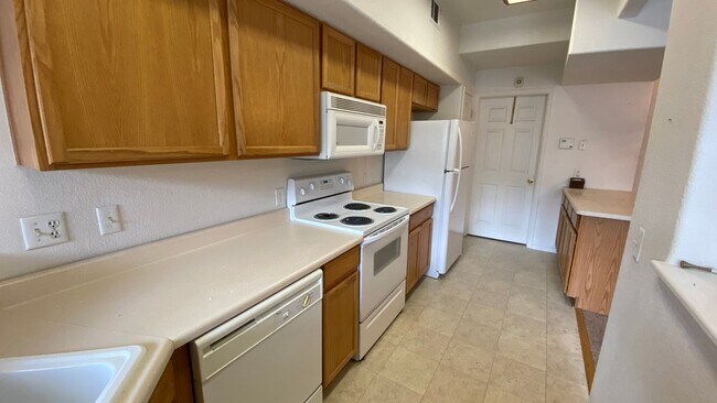 Building Photo - HUGE 2 Bedroom 3 Bathroom Condo in Southeast Denver