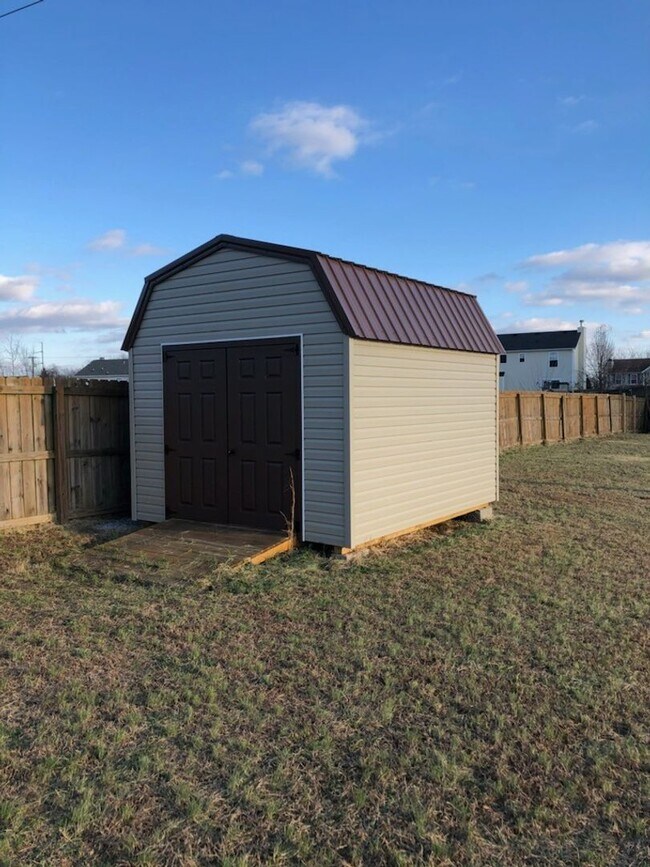 Building Photo - 3 Bedroom Dog Friendly Home For Rent!