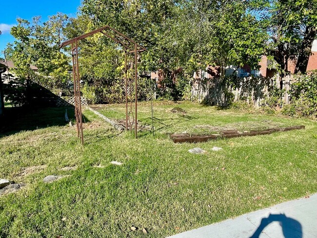 Building Photo - Very Unique 5 Bedroom Home on Large Lot