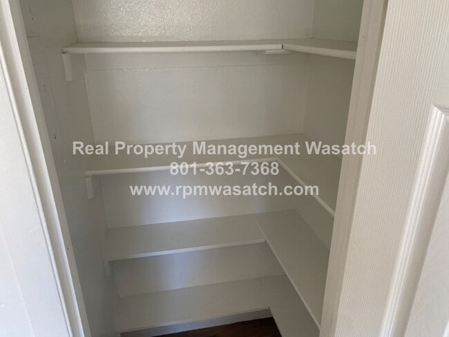 Building Photo - Check out This Unique 3 bed 1.5 Bath Townhome in Murray