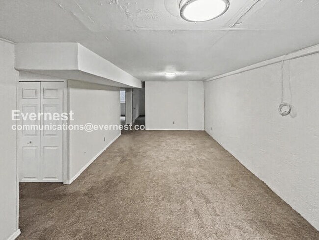 Building Photo - 5 Bed, 2.5 Bath Home with Fenced Yard & Garage / Available Soon!