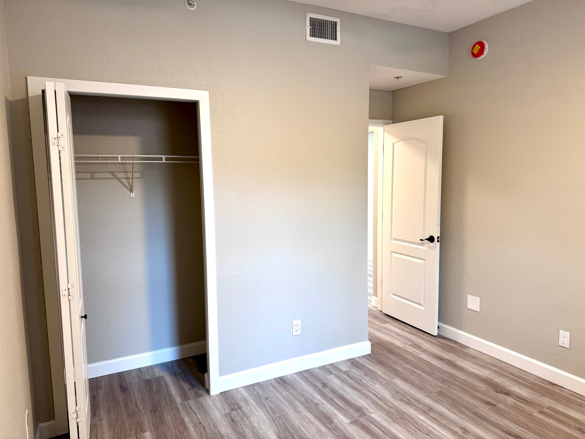 Building Photo - 819 Fairwaycove Ln