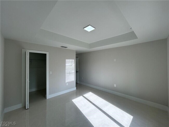 Building Photo - 405-407 Chalet Ave S