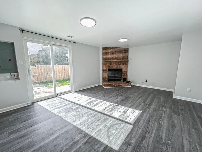 Building Photo - Sunny And Delightful 3 Bed 2.5 Bath Interior Townhome In Refreshing Newgate