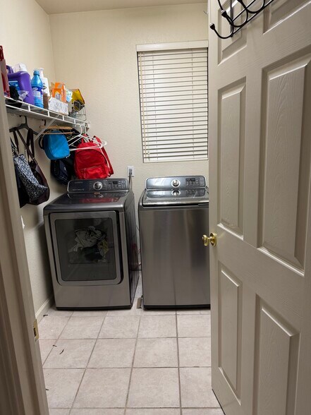 Building Photo - 1084 Huntly Dr