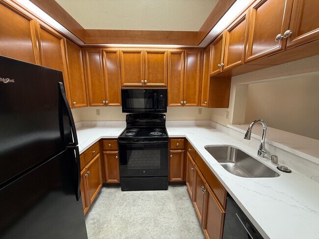 Building Photo - SPACIOUS TWO BED / TWO BATH UPPER-LEVEL CO...
