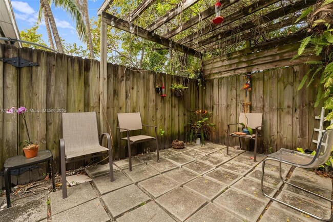 Building Photo - 2280 SW 16th Ct