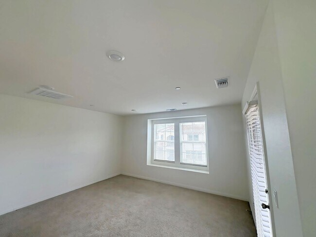 Building Photo - Beautiful Condo