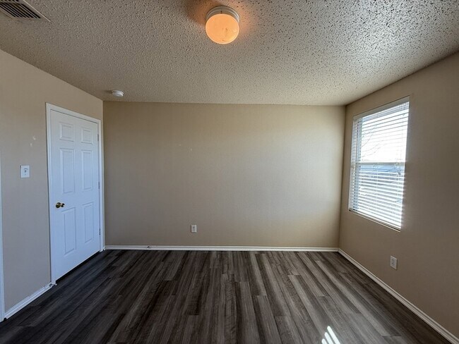 Building Photo - 3625 Clydesdale Dr