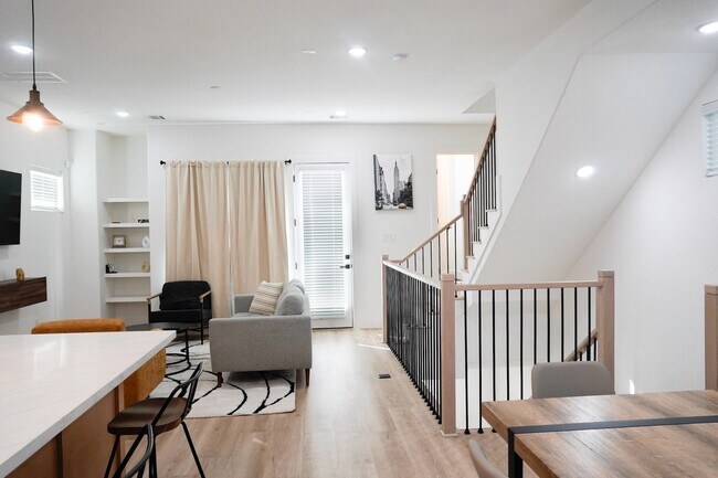 Building Photo - 2706 Cochran St