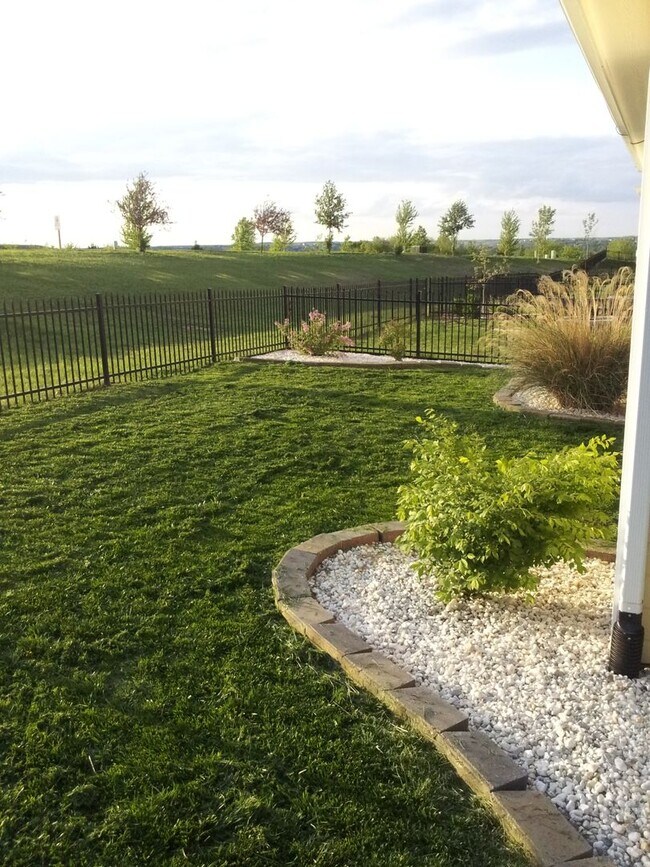 Building Photo - CLOSE TO FT. RILEY, FENCED BACKYARD!