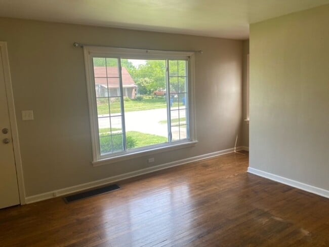 Building Photo - Charming 3 Bedroom 1 Bath Home on Eastside Of Lorain