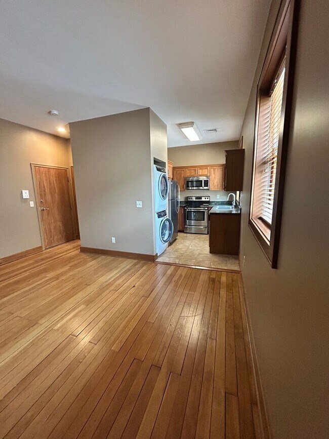 Building Photo - One Bedroom Apartment