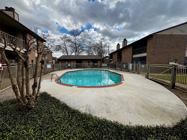 Building Photo - 9000 Bissonnet St