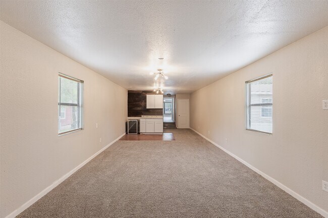 Building Photo - 1520 W Creek Dr