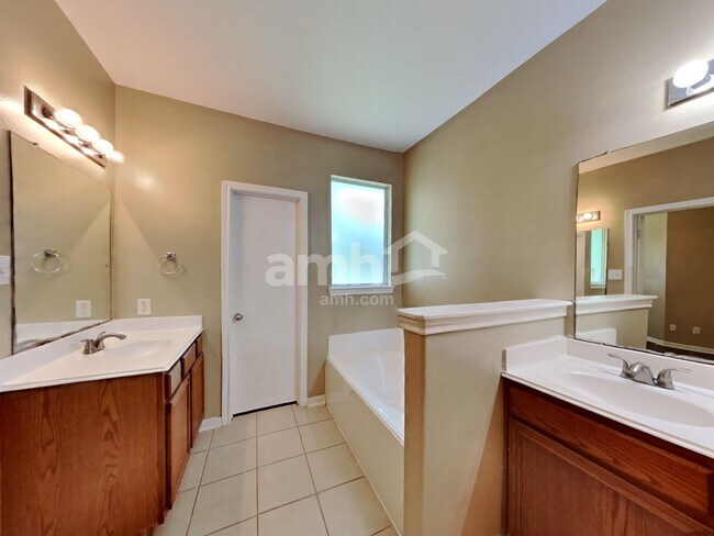 Building Photo - 10006 Tulip Trails Ct