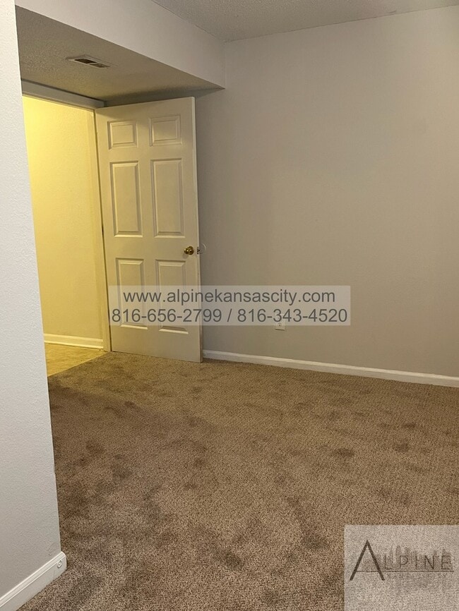 Building Photo - Spacious Gladstone Duplex, Croner Lot, 2 Car Garage!