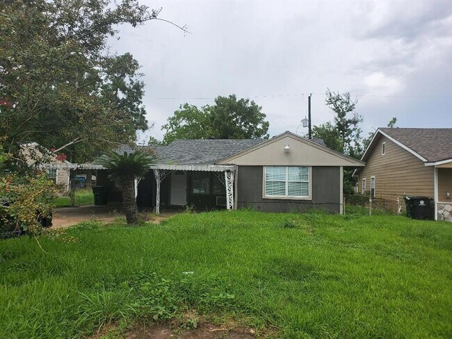 Building Photo - 5411 Windemere St