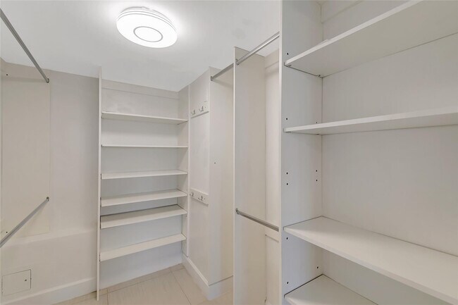 Building Photo - 3121 NE 51st St