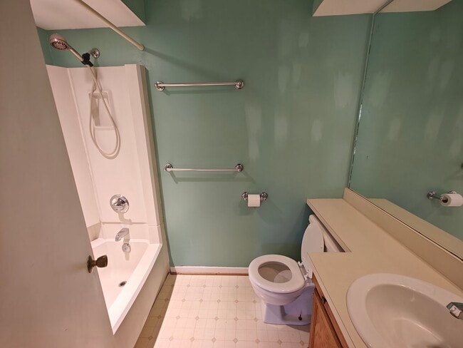 Building Photo - Multi unit townhome