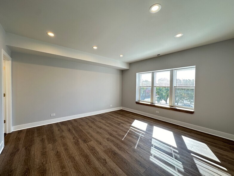 Building Photo - 3358 W Montrose Ave