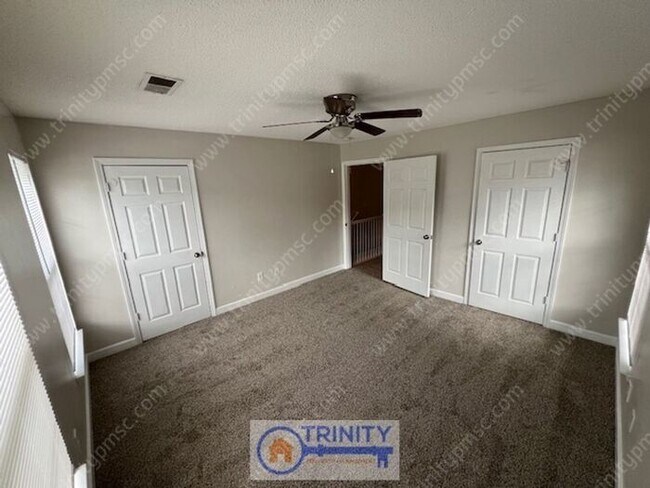 Building Photo - Cute TWO STORY Town Home!