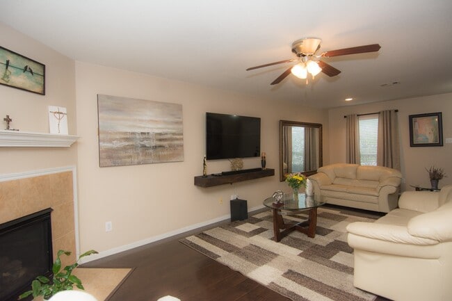 Building Photo - 16933 Scenic Knoll