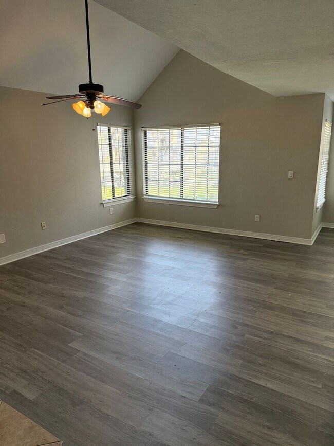 Building Photo - Newly Renovated 2 Bed 2 Bath