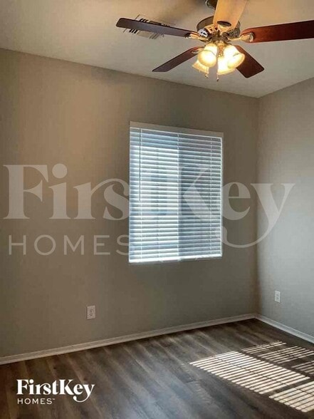 Building Photo - 13034 W Ash St