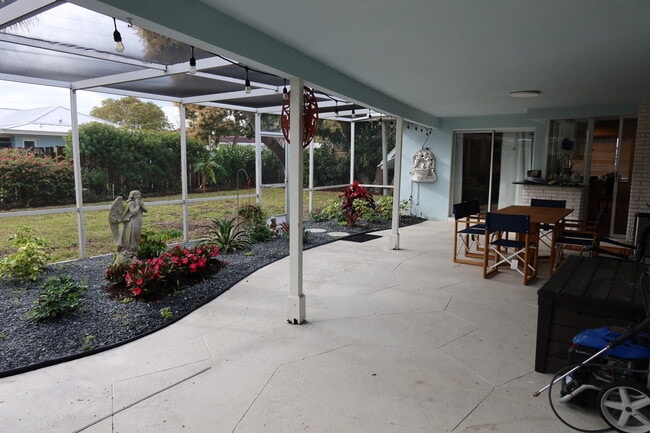 Building Photo - 1001 SW 12th Terrace