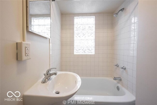 Building Photo - 264 N Holmes Ave