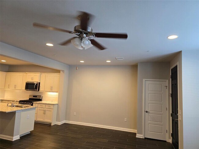 Building Photo - 13800 Lyndhurst St