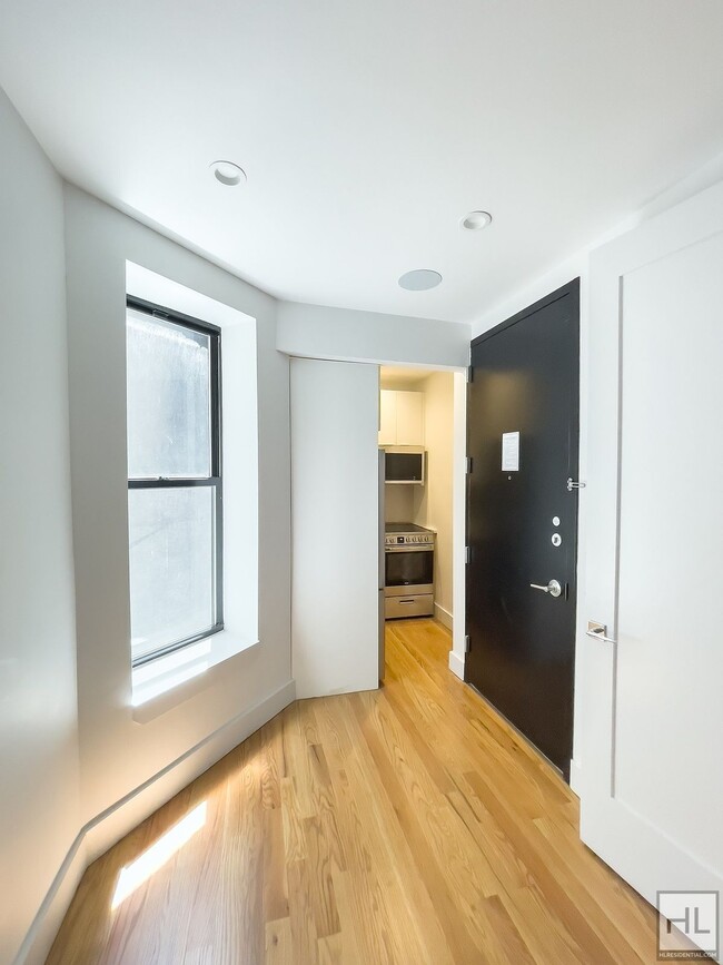 Building Photo - East 93 Street / Spacious 1-Bedroom 1-Bath...