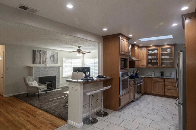 Building Photo - 1915 Washington St