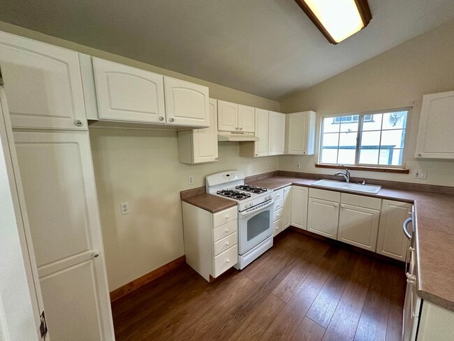 Building Photo - Creekside Home with Bonus Room above 2-Car Garage Alta Sierra