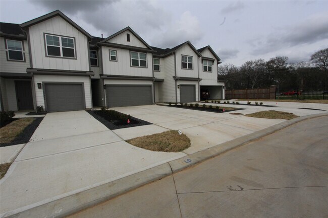 Building Photo - 27802 Western Crk Ct