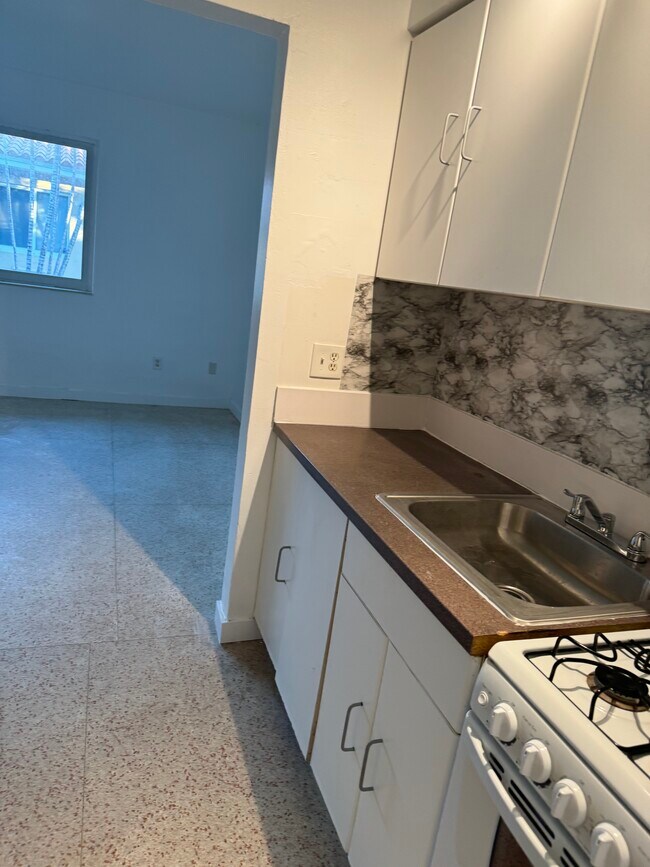 Building Photo - 2170 Bay Dr