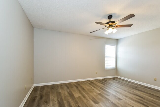 Building Photo - 4127 Lake Cross Dr W