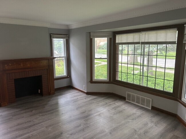 Building Photo - Off market unit for applications only.