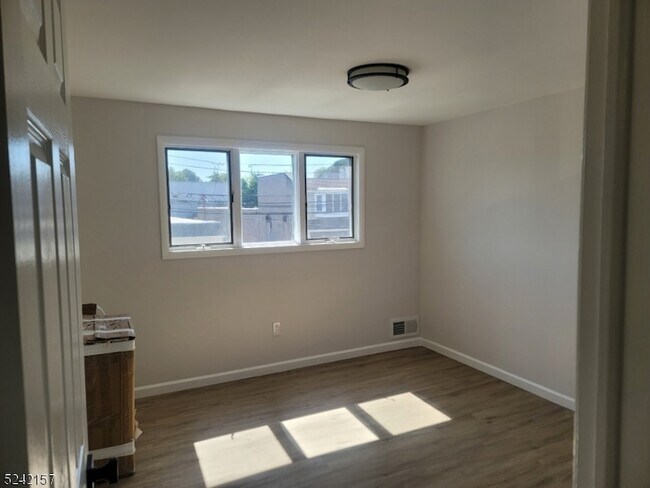 Building Photo - 170 Sargeant Ave