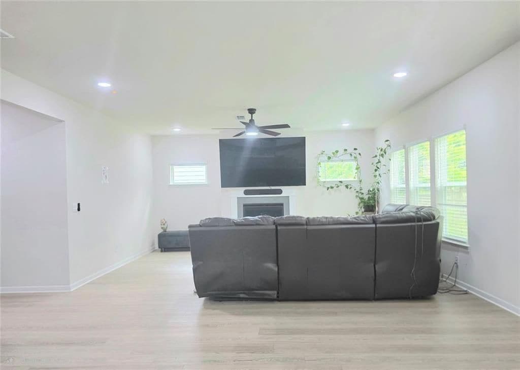 Building Photo - 327 Vly Oak Dr