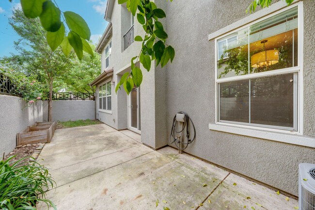 Building Photo - 3BR/3BA Folsom Condo with Fireplace + 2 Car Garage