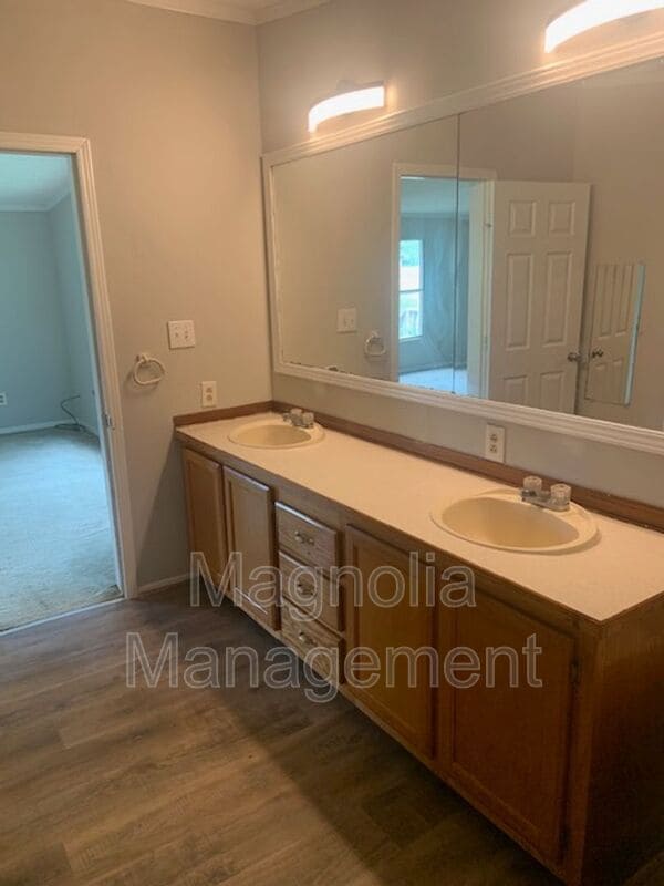 Building Photo - 472 Hawks Rd
