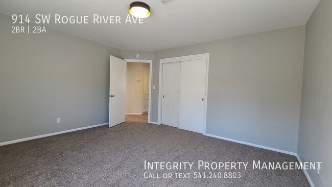 Building Photo - 914 SW Rogue River Ave