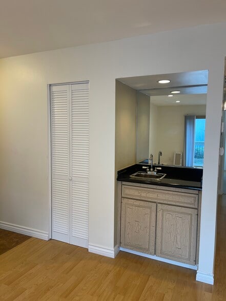 Building Photo - 4728 Park Granada