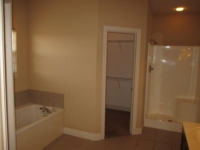 Building Photo - 3 Bedroom Ozark Home in Wonderful Neighbor...