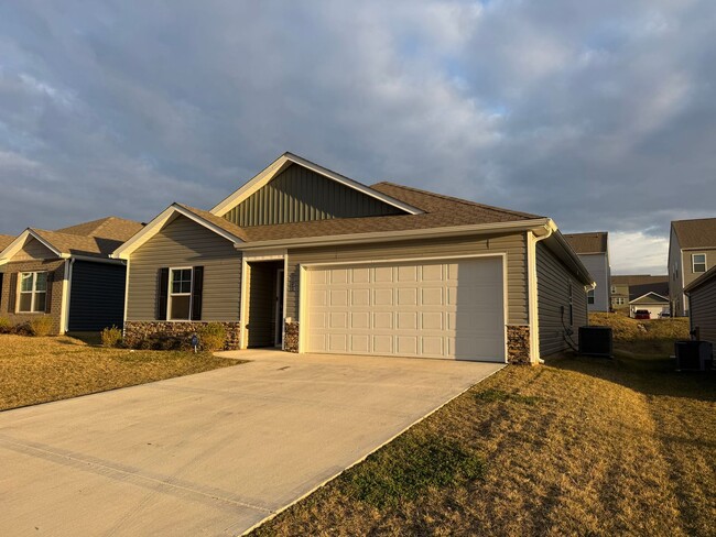 Building Photo - 4 Bedroom 2 Bathroom Home located in Greeneville, TN